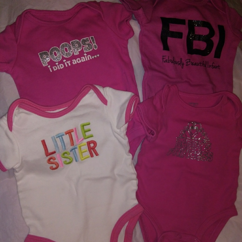 4 Onesies Size 3 to 6 months